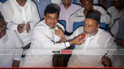 পরস্পরকে মিষ্টিমুখ করাচ্ছেন হাসান সরকার-জাহাঙ্গীর আলম (ছবি- প্রতিনিধি)