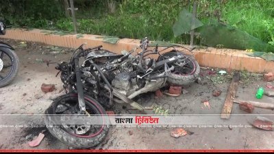 সড়ক অবরোধের সময় মোটরসাইকেলে আগুন 