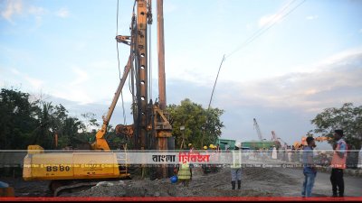 রূপসা রেলসেতুর নির্মাণকাজে ধীরগতির অভিযোগ