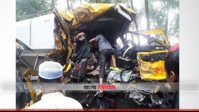 ঠাকুরগাঁওয়ে নাইটকোচ-কাভার্ড ভ্যান মুখোমুখি সংঘর্ষ