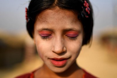 থানাকা রাঙানো মুখে রোহিঙ্গা কিশোরী