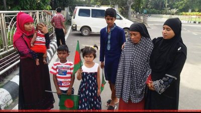 বিমানবন্দরে বাদল ফরাজীর স্বজনরা (ছবি- আশেকিন প্রিন্স)
