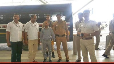 আইনশৃঙ্খলা বাহিনীর সঙ্গে বাদল ফরাজী