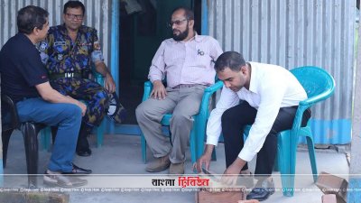 ইটের পরিমাপ ঠিক আছে কিনা মেপে দেখা হচ্ছে