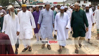 মুসল্লিদের মাঝে খায়রুজ্জামান লিটন (ছবি- প্রতিনিধি)