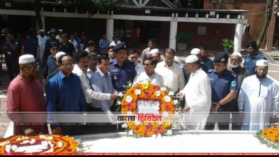 জাতির পিতার সমাধিসৌধের বেদীতে পুষ্পস্তবক অর্পণ করছেন এলজিইডির প্রধান প্রকৌশলী (ছবি- প্রতিনিধি)