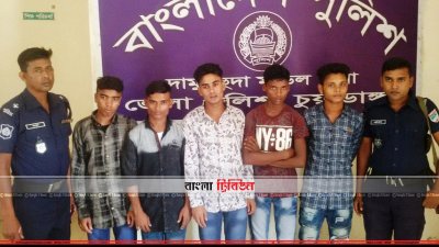 আটক রোহিঙ্গা যুবকরা (ছবি- প্রতিনিধি)