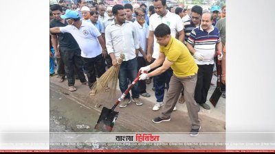শহর পরিষ্কার করছেন জেলা প্রসাশক