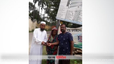 মসজিদের নির্মাণ কাজে অনুদান দিয়ে সহযোগীতা করছেন বেবী জামান