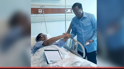 সমাজকল্যাণমন্ত্রী রাশেদ খান মেননের পাশে কর্নেল (অব.) ড. অলি আহমেদ (ছবি: সংগৃহীত)
