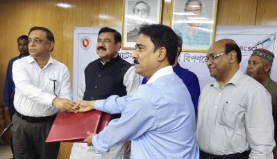 সমঝোতা চুক্তিপত্র স্বাক্ষর অনুষ্ঠানে নৌ-পরিবহনমন্ত্রী শাজাহান খানসহ অনেকে (ছবি: সংগৃহীত)