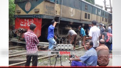 ময়মনসিংহে লাইনচ্যুত ট্রেনের উদ্ধার কাজ চলছে