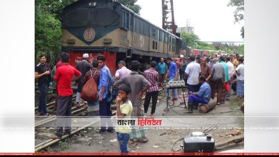 ময়মনসিংহে লাইনচ্যুত ট্রেনের উদ্ধার কাজ চলছে