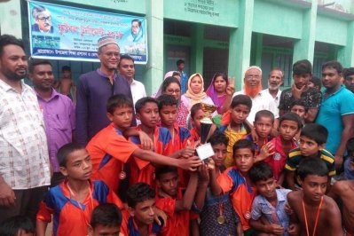 চ্যাম্পিয়ন দলের হাতে ট্রফি