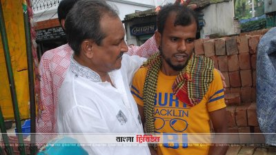 ব্যবসায়ীদের সঙ্গে কুশল বিনিময় করছেন মোসাদ্দেক হোসেন বুলবুল