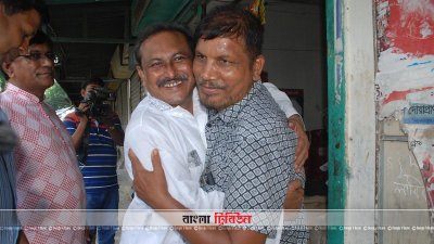 ব্যবসায়ীদের সঙ্গে কুশল বিনিময় করছেন মোসাদ্দেক হোসেন বুলবুল