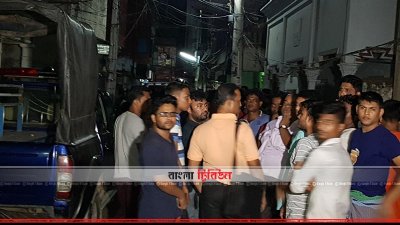 প্রবীর চন্দ্র ঘোষের লাশ উদ্ধারের সময় এলাকাবাসী ঘটনাস্থলে ভিড় করেন