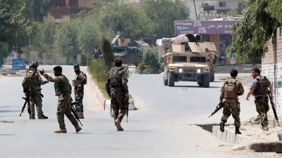 জালালাবাদে হামলার পর ঘটনাস্থলে আফগান সেনাদের তৎপরতা