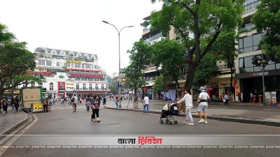 লেকের পাড়ে ওয়াকিং স্ট্রিট