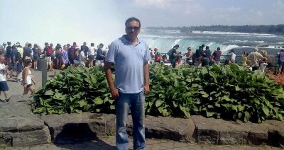 নায়াগ্রা জলপ্রপাতের সামনে লেখক