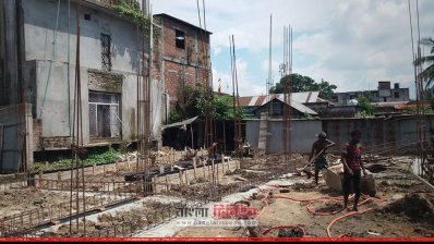 মন্দিরের জায়গা দখল করে চলছে ভবন নির্মাণের কাজ