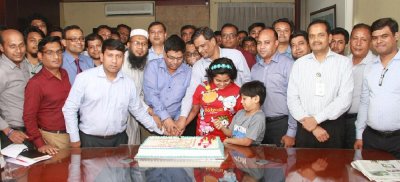 ইউএস-বাংলা এয়ারলাইন্সের চতুর্থ বর্ষপূর্তির কেক কাটার মুহূর্ত (ছবি: সংগৃহীত)