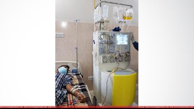 ভিন্ন রক্তের গ্রুপ হওয়া সত্ত্বেও মায়ের কিডনি নিয়ে সুস্থ হয়েছেন কুড়িগ্রামের ইমরান ফিরোজ। কিডনি ফাউন্ডেশন হাসপাতালে চিকিৎসারত অবস্থায় তোলা ছবি। (ছবি: সৌজন্য)