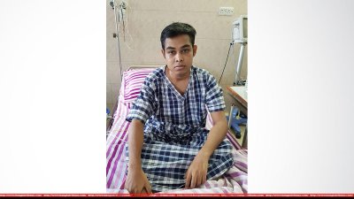 ভিন্ন রক্তের গ্রুপ হওয়া সত্ত্বেও মায়ের কিডনি নিয়ে সুস্থ হয়েছেন কুড়িগ্রামের ইমরান ফিরোজ। কিডনি ফাউন্ডেশন হাসপাতালে চিকিৎসারত অবস্থায় তোলা ছবি। (ছবি: সৌজন্য