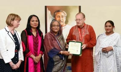 নাগরিকত্ব গ্রহণের মুহূর্ত (ছবি: বাসস)