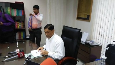 সাংবাদিকদের বিভিন্ন প্রশ্নের জবাব দিচ্ছেন নির্বাচন কমিশনার ব্রিগেডিয়ার জেনারেল শাহাদাত হোসেন চৌধুরী