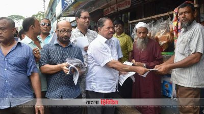 গণসংযোগকালে বিএনপির মনোনীত মেয়র প্রার্থী মজিবর রহমান সরোয়ার