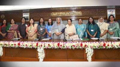 নারী ডিসিদের সঙ্গে ফটো সেশনে প্রধানমন্ত্রী শেখ হাসিনা। (ছবি: ফোকাস বাংলা)