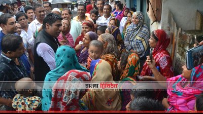 রিফোজি কলোনিতে গণসংযোগ করছেন সেরনিয়াবাত সাদিক আবদুল্লাহ (ছবি- প্রতিনিধি)