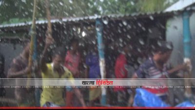 বৃষ্টির মধ্যে হামলা করা হচ্ছে