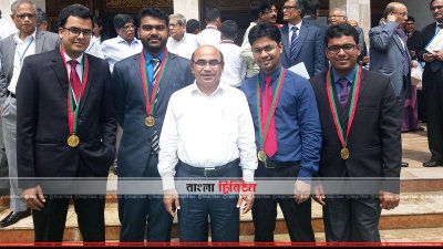 স্বর্ণপদক পাওয়া শিক্ষার্থীদের সঙ্গে কুয়েটের ভাইস-চ্যান্সেলর প্রফেসর ড