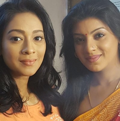শুটিংয়ের ফাঁকে মৌয়ের সঙ্গে মৌটুসী