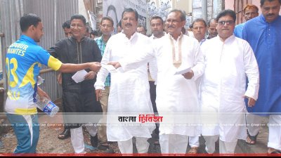 গণসংযোগ করছেন মোসাদ্দেক হোসেন বুলবুল (ছবি- প্রতিনিধি)