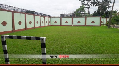 দলবল নিয়ে ফুটবল খেলার মাঠ আছে দীপালিতে