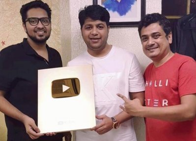 বাংলাদেশে অবস্থিত কাইনেটিক নেটওয়ার্ক ইউটিউব (এমসিএন)-এর ক্লায়েন্ট সার্ভিসের দুই কর্তার কাছ থেকে সোনার স্বারক গ্রহণ করছেন জহিরুল ইসলাম সোহেল (মাঝে)