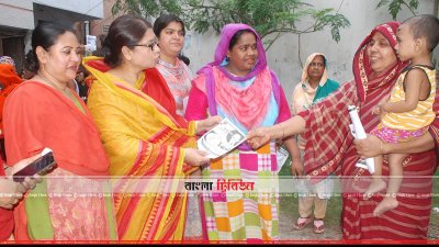 প্রচারণায় বুলবুলের স্ত্রী রেবেকা সুলতানা সিমি (ছবি- প্রতিনিধি)