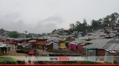 ঝুঁকি নিয়ে পাহাড়ের পাদদেশে বসবাস করছেন রোহিঙ্গারা