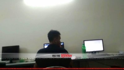 কম্পিউটারে কাজ করছেন কয়েকজন কর্মী