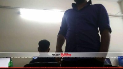 কম্পিউটারে কাজ করছেন কয়েকজন কর্মী