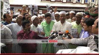 রাজশাহীতে প্রচারণার সময় সাংবাদিকদের সঙ্গে কথা বলেন আওয়ামী লীগ প্রার্থী খায়রুজ্জামান লিটন