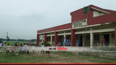 শিক্ষক নেই, খেলায় ব্যস্ত শিক্ষার্থীরা (ছবি- প্রতিনিধি)