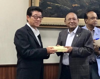 ওসাকার গভর্নরের সঙ্গে বাণিজ্যমন্ত্রী