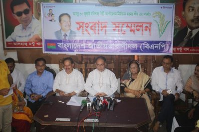 বরিশালে সংবাদ সম্মেলনে কথা বলছেন মির্জা আব্বাস
