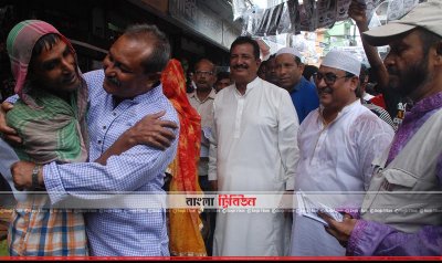রাজশাহীতে প্রচারণাকালে এক ভোটারকে জড়িয়ে ধরেছেন বিএনপির প্রার্থী মোসাদ্দেক হোসেন বুলবুল
