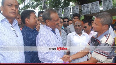 গণসংযোগে মোসাদ্দেক হোসেন বুলবুল (ছবি- প্রতিনিধি)