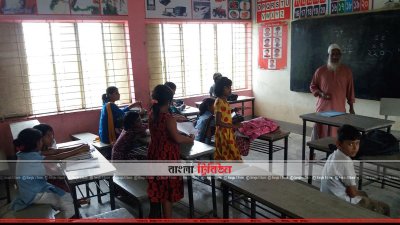 ক্লাস নিচ্ছেন ভারপ্রাপ্ত প্রধান শিক্ষক নাজিম উদ্দিন (ছবি- প্রতিনিধি)